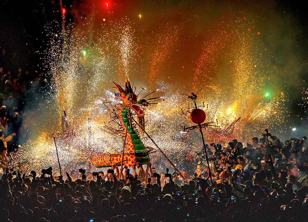 《盛世龙腾》广东省梅州市丰顺县埔寨镇,每年正月十五,都举行烧火龙