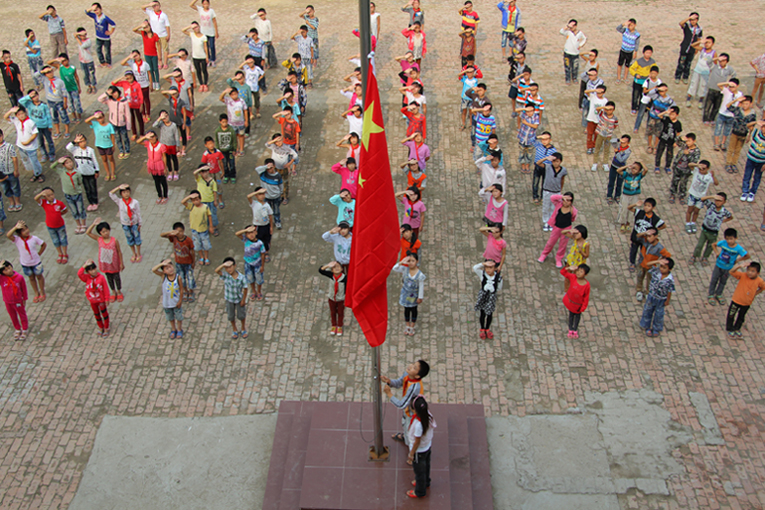 2012年9月10日拍摄于河南省夏邑县中峰乡中心小学,早晨同学们在举行升