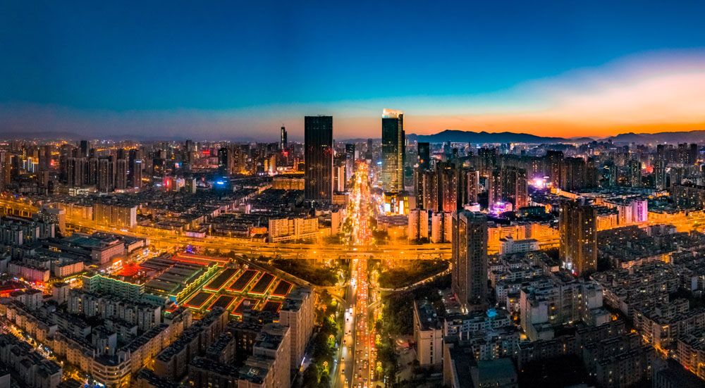 华灯初上时的昆明地标之一昆明同德广场