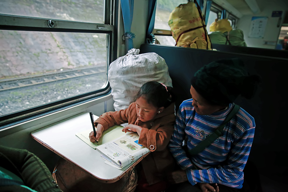 乘火车去学校上学的孩子(1)