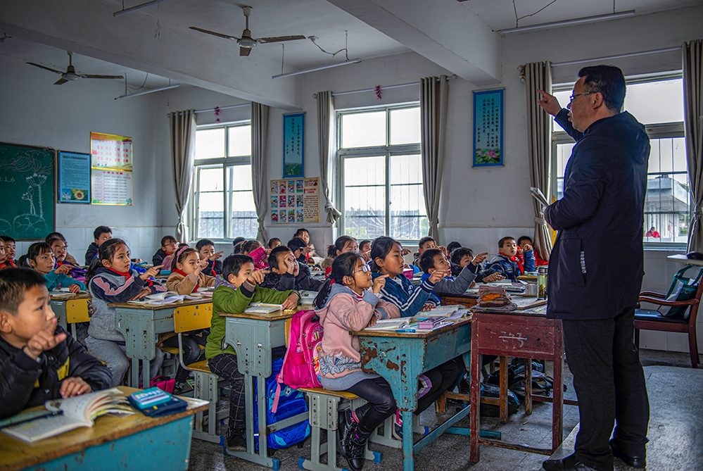 02.19.南陵县三里小学,上课时学生与老师互动.jpg