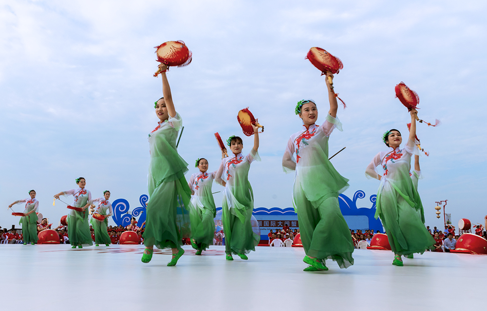 渔鼓舞是洪泽湖特有的传统舞蹈,会在丰收时节跳舞.