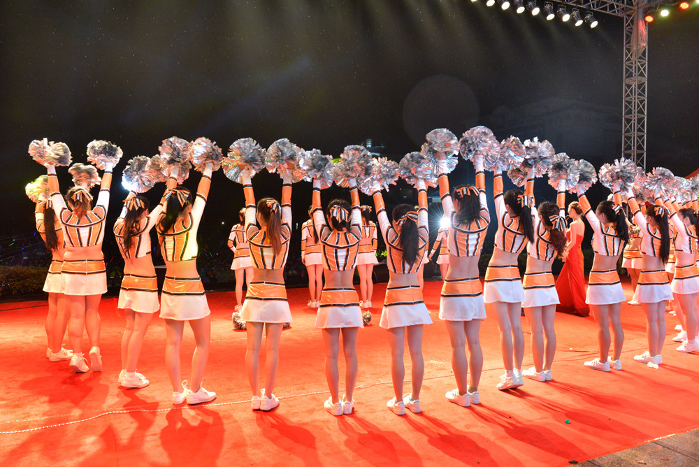 《快乐天使》组照4张