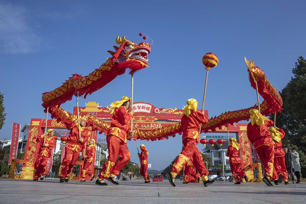 《中国龙》(组)2018年元旦闹新春时龙虎山景区女子舞龙.