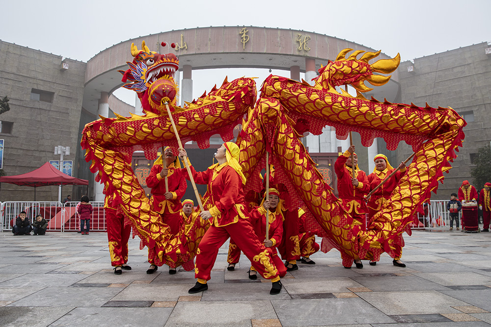 《中国龙》(组)2018年元旦闹新春时龙虎山景区女子舞龙.