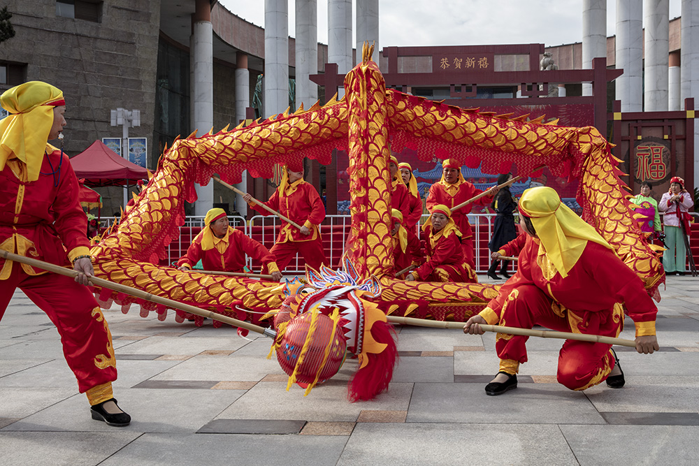 《中国龙》(组)2018年元旦闹新春时龙虎山景区女子舞龙.