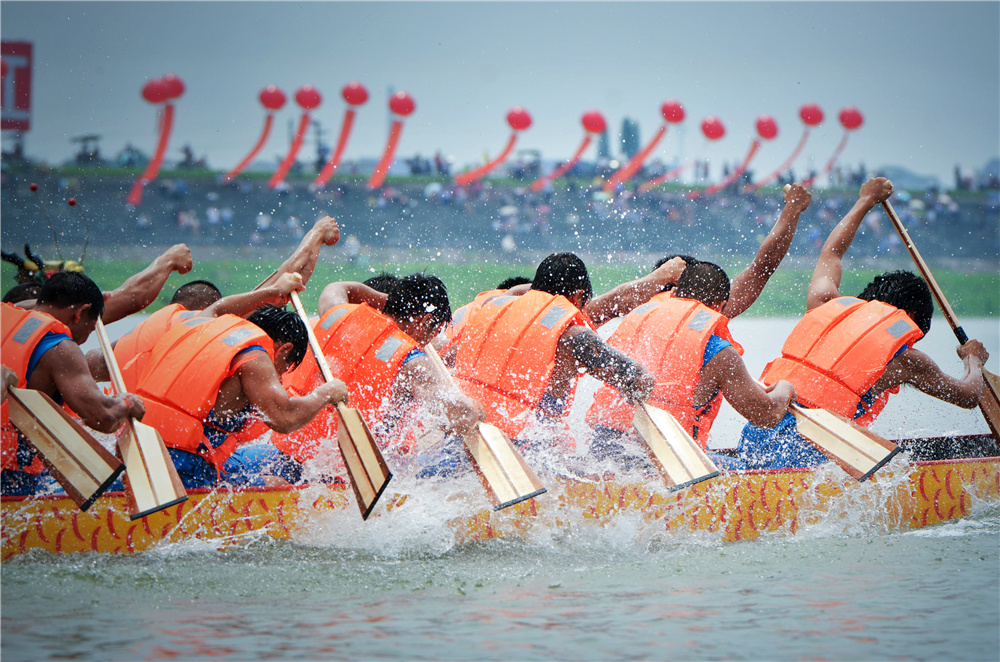 汨罗江上赛龙舟