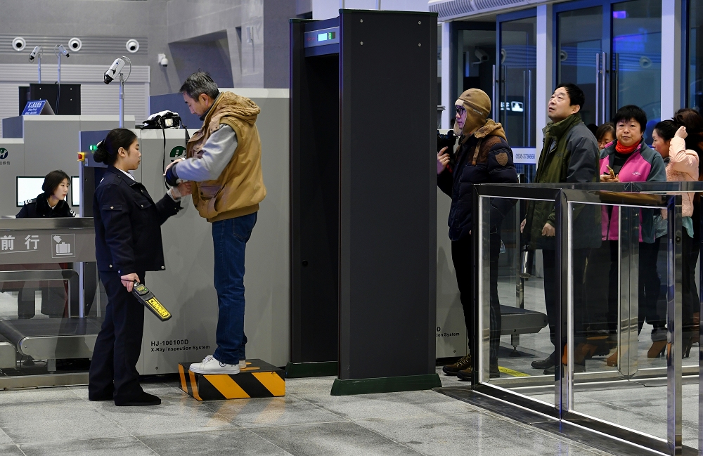 图三:安检员认真负责,仔细过检每一位旅客.