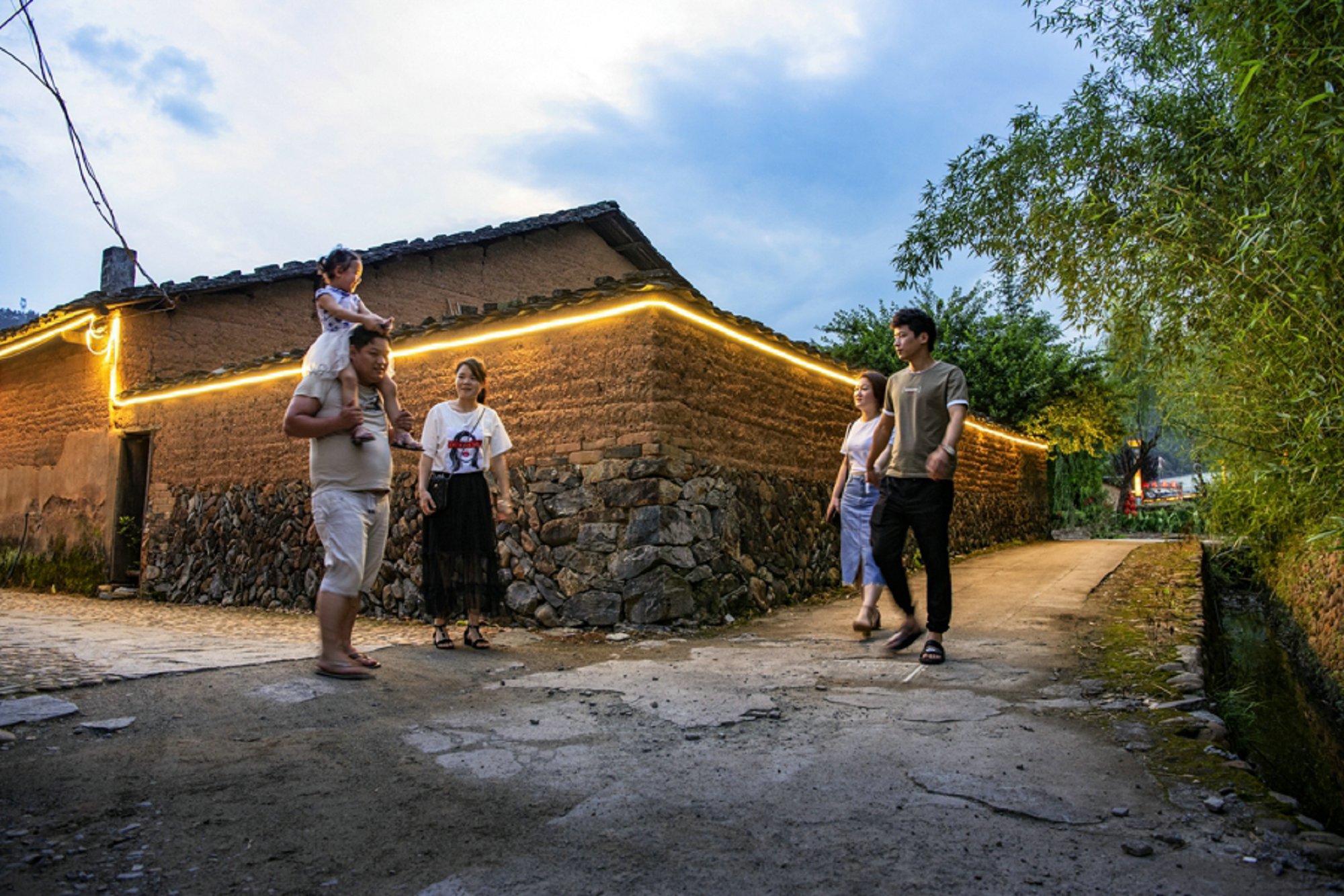 《古村人家》组照,时间:2019年6月6日,地点:政和石圳,古村落中村民