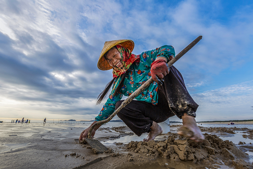 《赶海》-"我和我的祖国"摄影类征稿区-大众摄影网