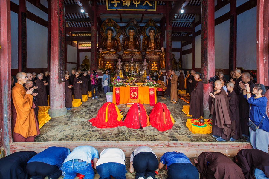 宝福寺剃度法会(组照)