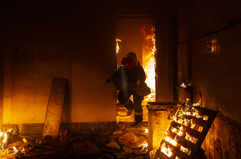 6.14在辽宁锦州一场火灾中,消防员在烈火中抢救被困的孩子