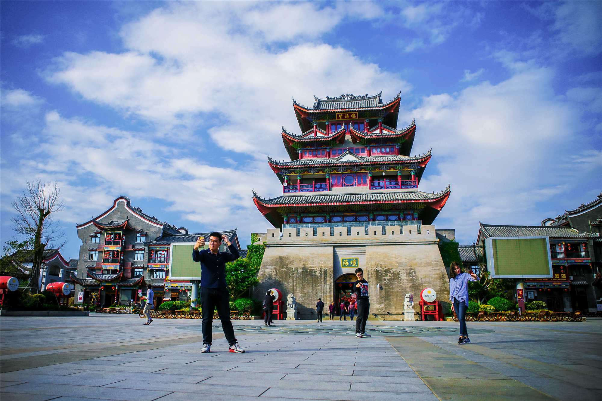 《自拍一族》 王胜18965551314 福建省平潭海坛古城城门下,几位游客