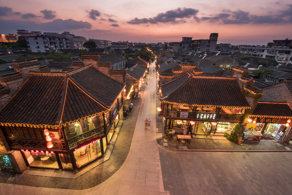 《夜幕下的东关街》陈建新·江苏省扬州市景区城北文体中心