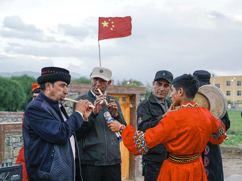 塔吉克族的传统乐器鹰笛,吹出的音乐声声飘扬在高原的天空