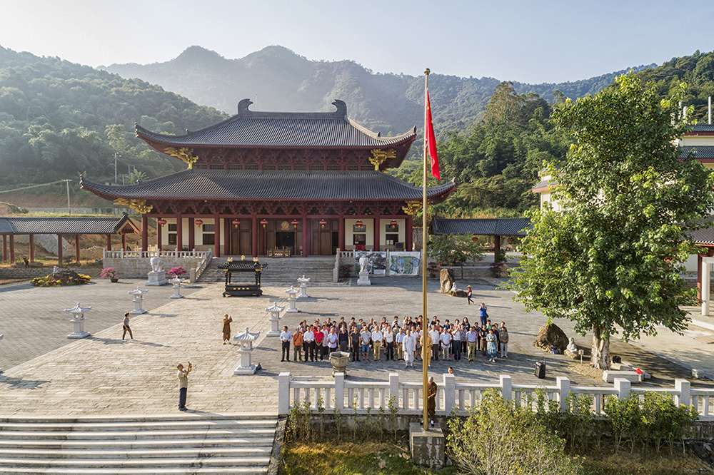 《紫云寺僧众国庆升国旗仪式》 作者:陈曙光 联系地址:福建电大南靖