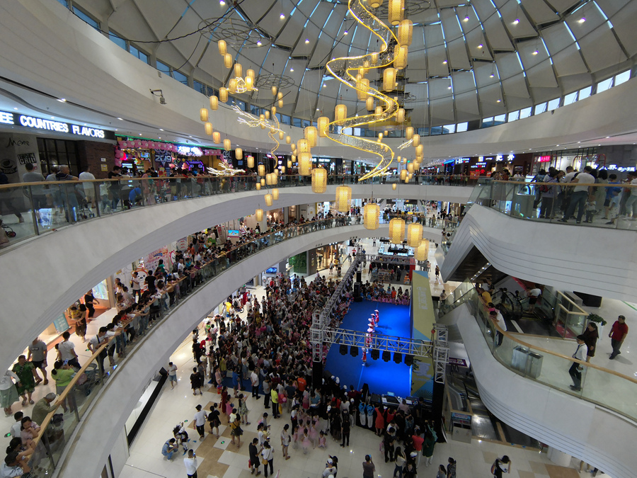 2019年6月1日,四川资阳市万达广场举办儿童节专场活动,吸引了众多家长