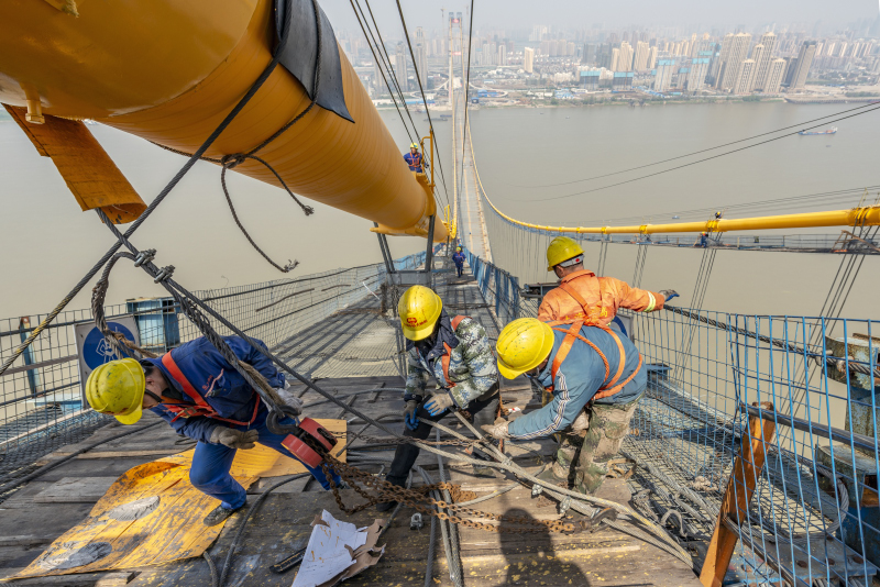 《高空建桥人》组照