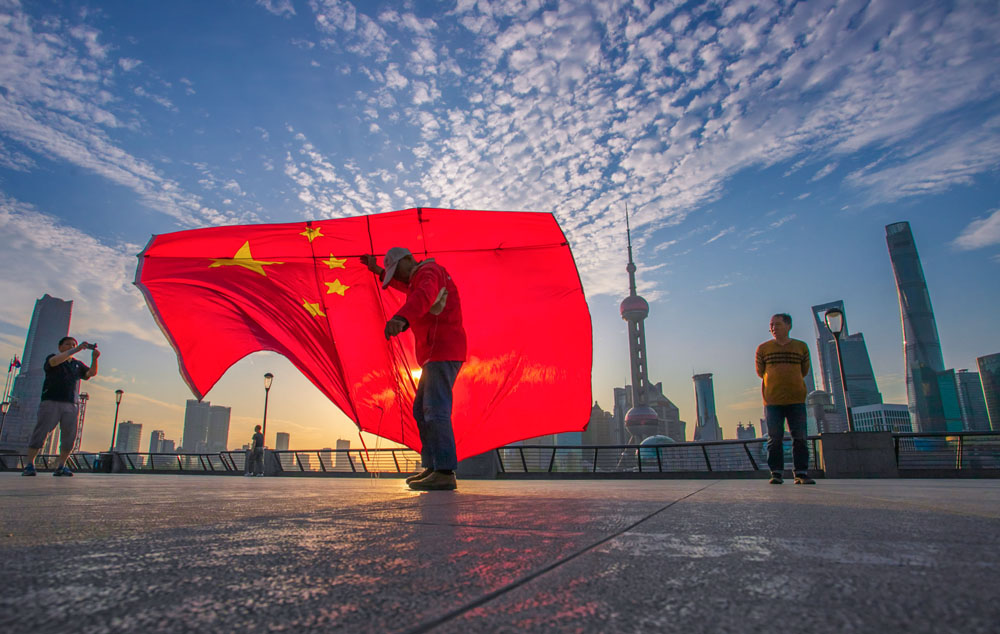 3,放这么大一面国旗风筝,是一项体力活,二十年来,他乐此不疲,既锻炼