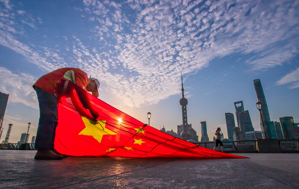 2,每次放这面国旗风筝之前,他都要仔细检查,不放过一丝一点的疏漏.