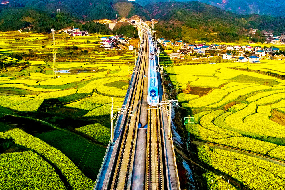 《高铁飞驰在田野上》