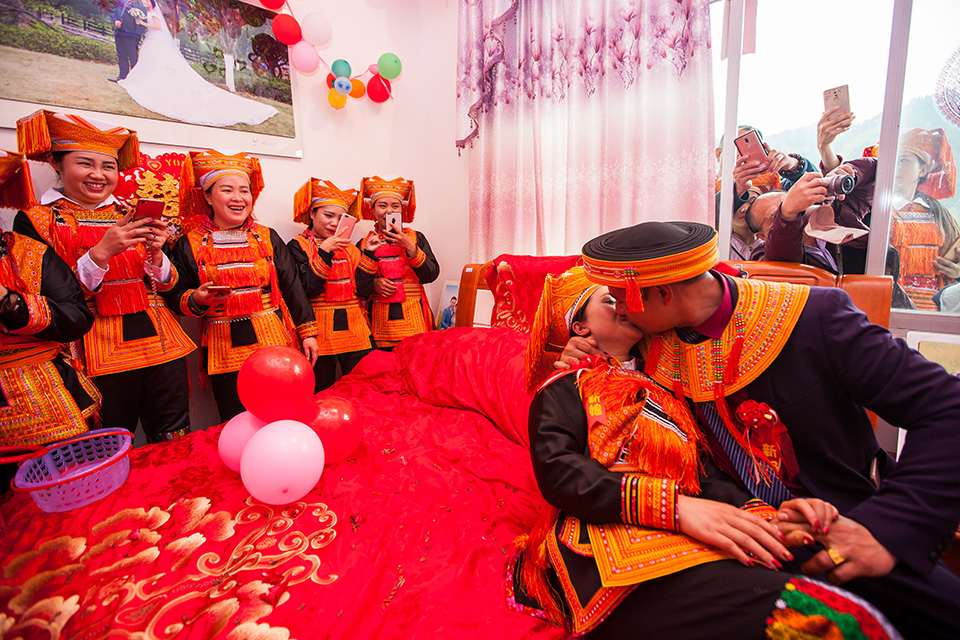 瑶族婚嫁闹洞房