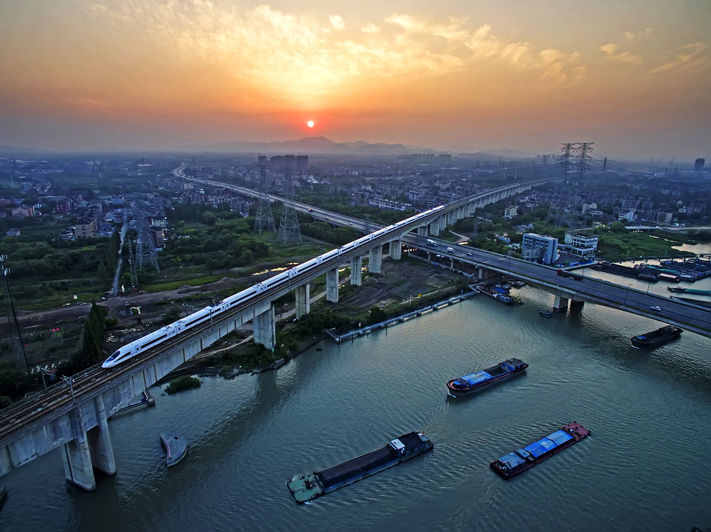 现代化的高铁和公路跨越已有千年历史的京杭大运河.