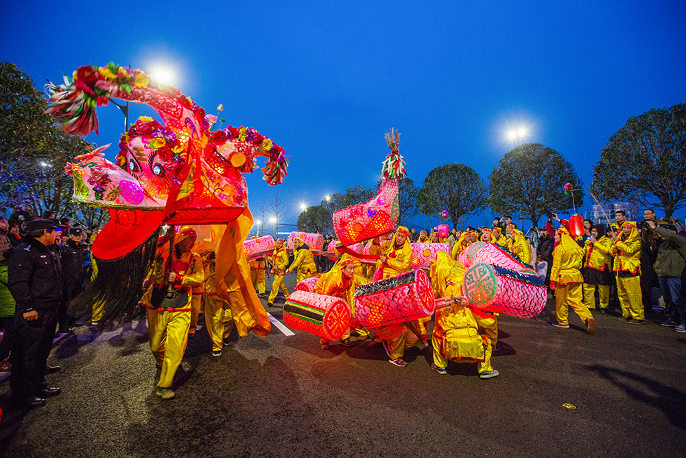 舞起龙灯闹元宵