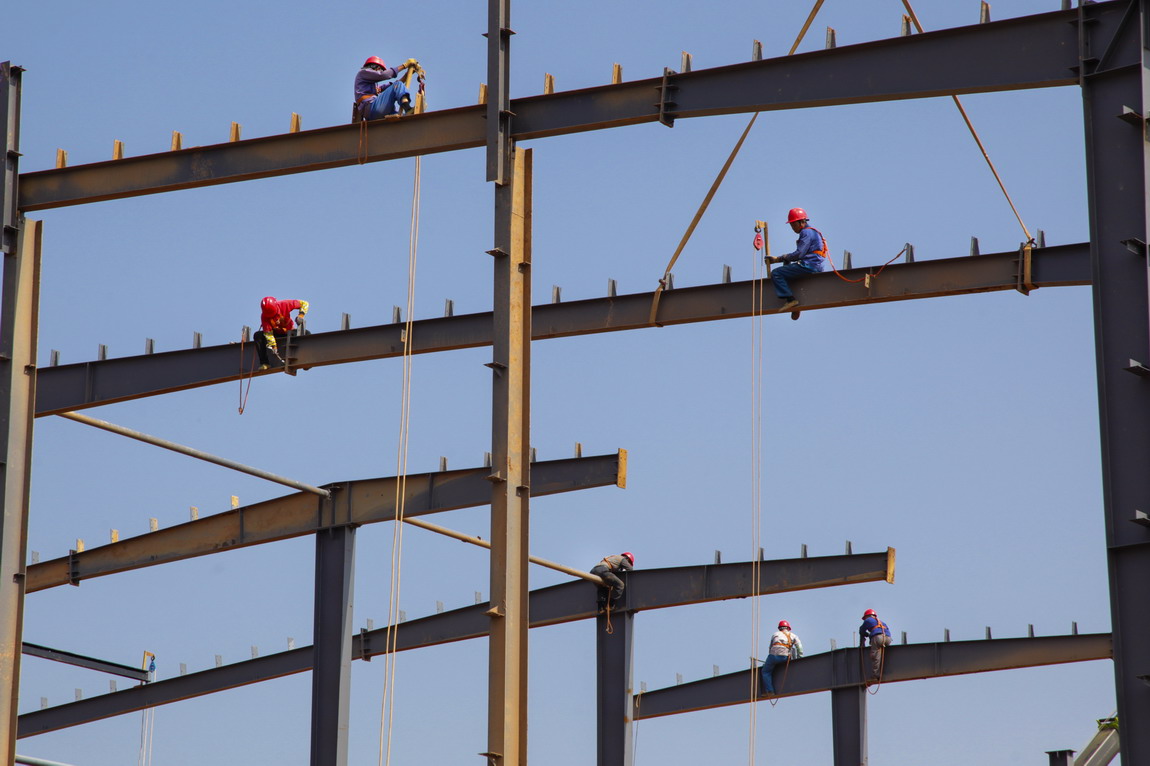2018年6月10日摄于广西梧州藤县,农民工正在高空作业,犹如五线谱上的