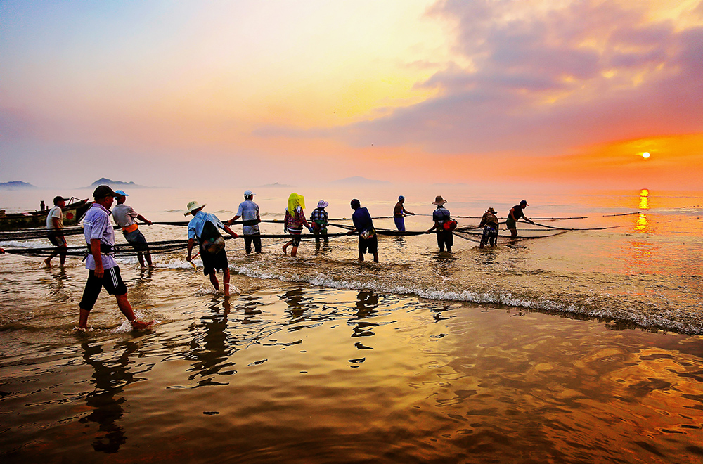 8摄于福建平潭 渔民们在晨曦中拉网捕鱼.jpg