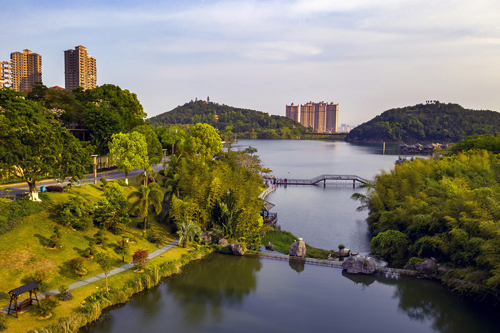 b2《水更清了》2019年4月18日摄于福建惠安聚龙小镇;格口水库得到加固