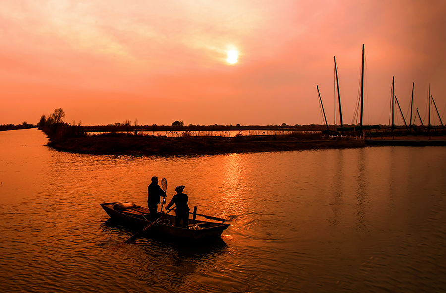 《晚霞晖映洪泽湖》