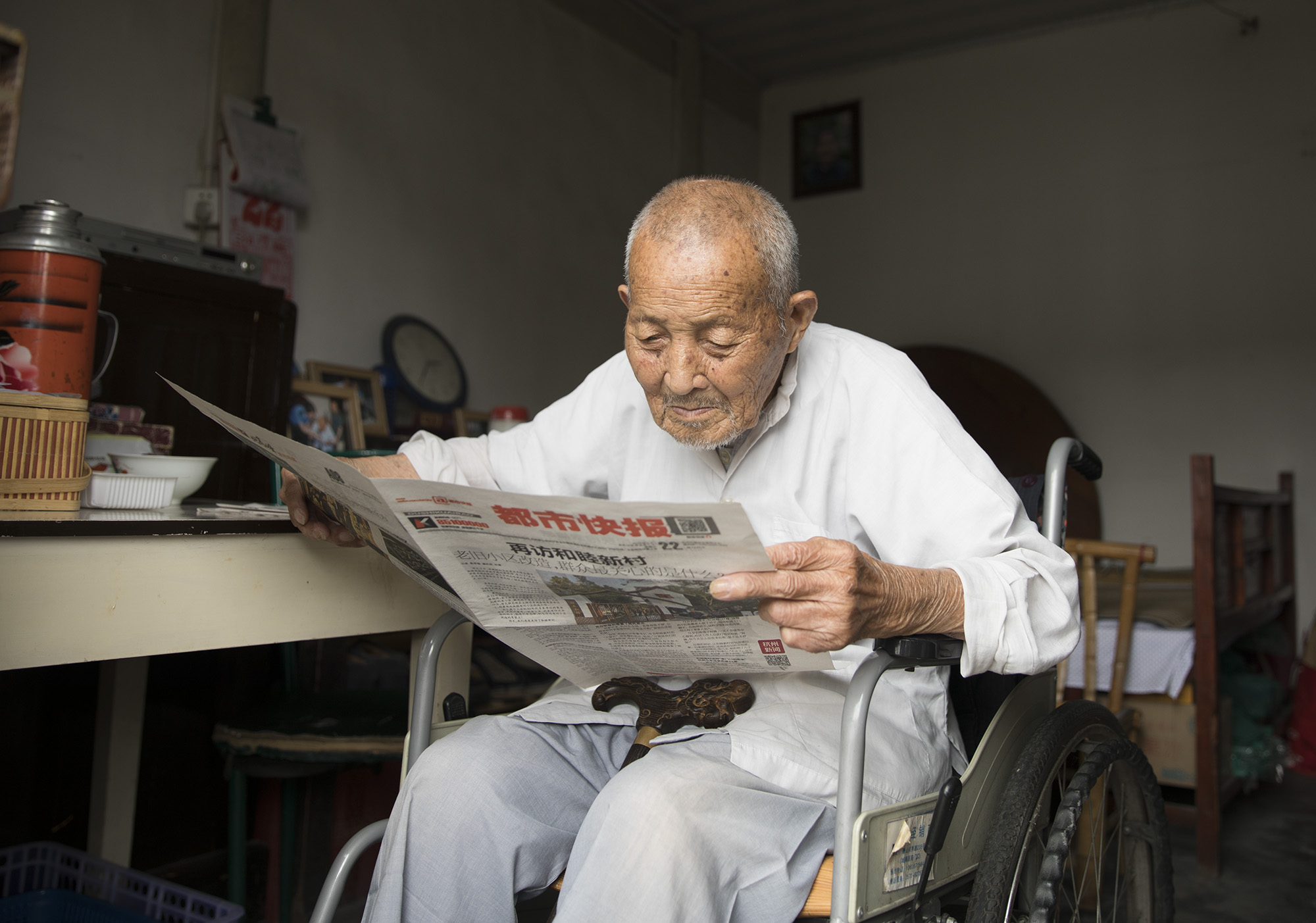 百岁读报老人