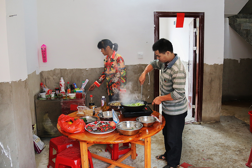 小夫妻在新居做饭开始新生活