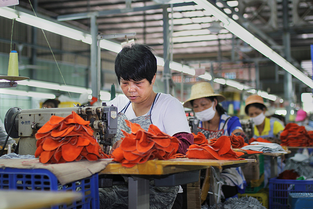 工人在加工手套