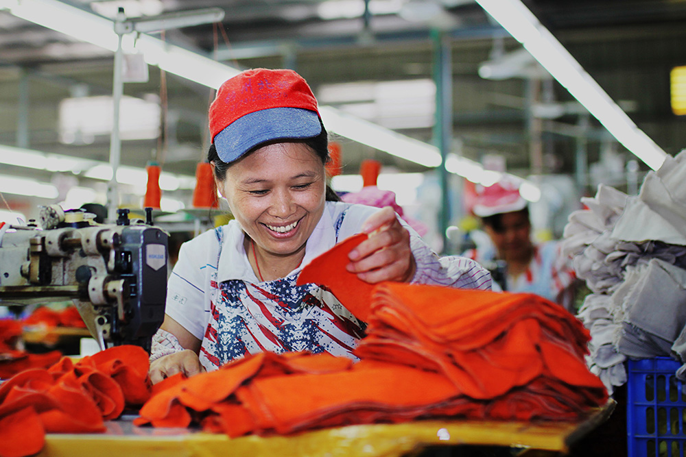 工人在加工手套