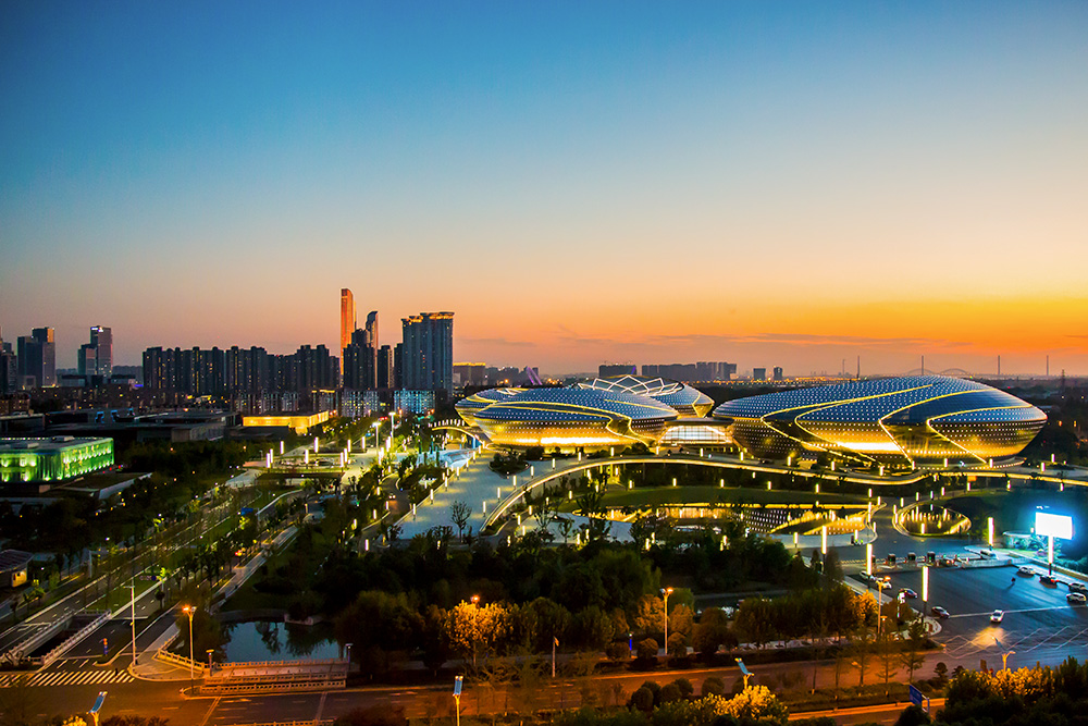 拍摄地点:河西新城滨江奥城楼顶. 南京河西新城位于长江边,原先这里 .