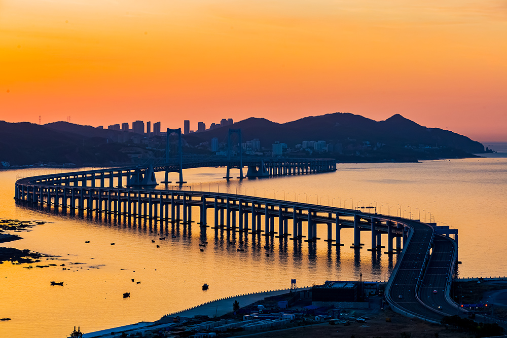 辽宁省大连市南部滨海大道的跨海大桥 .