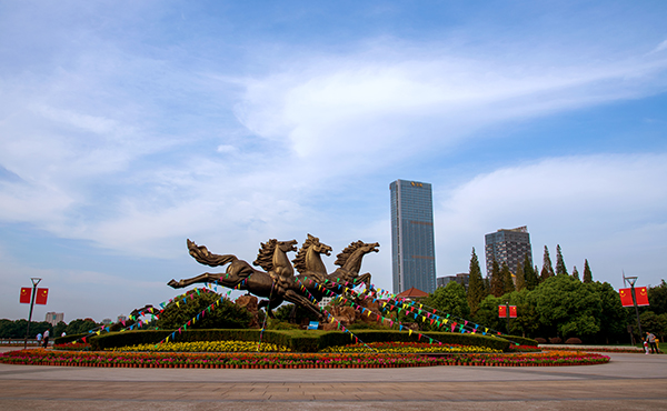 2018年9月23日,拍摄于马鞍山南湖广场,这座雕塑正体现了马鞍山人贩ⅱ