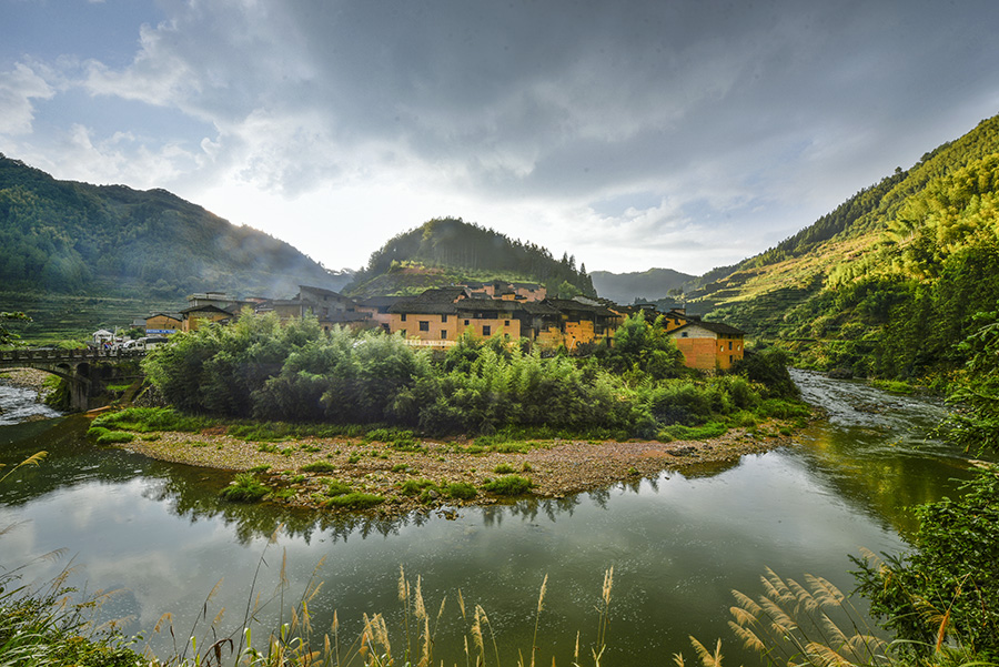 《山环水抱的小山村》