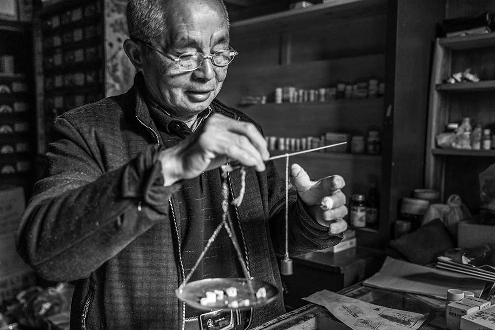 《最后坚守的传统中医乡村诊所》组照(1-6)