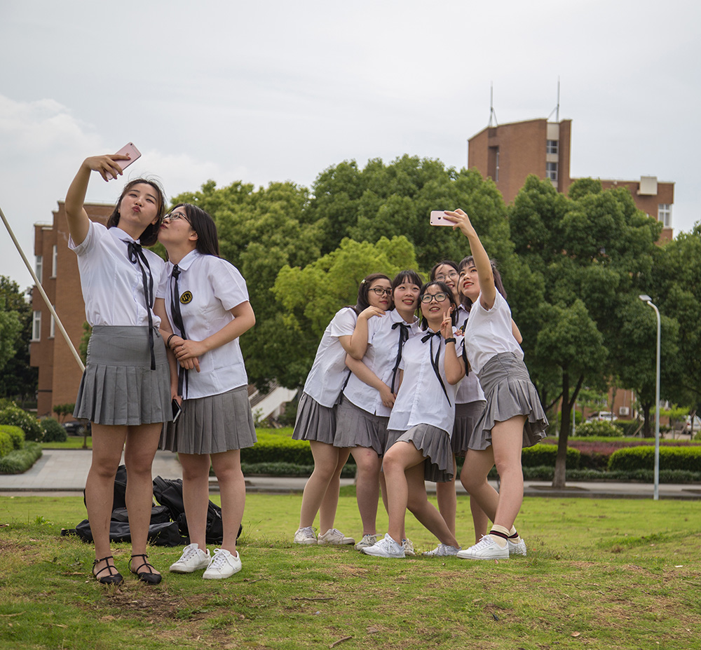 《毕业季——合影留念》2018年6月2日拍摄于浙江宁波大学.jpg