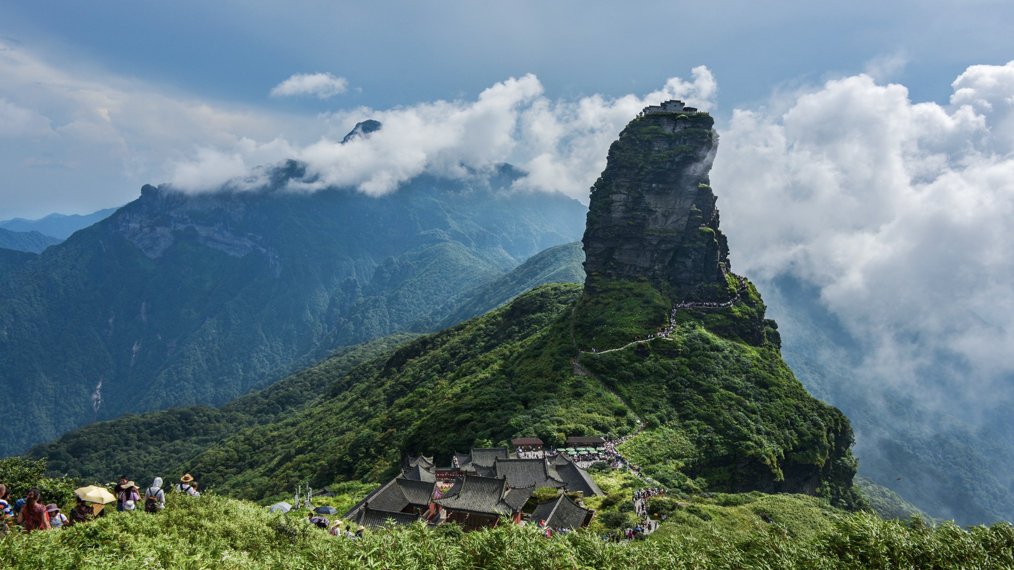 梵净山是"贵州第一名山","武陵第一峰",位于贵州省东北部印江县,江口