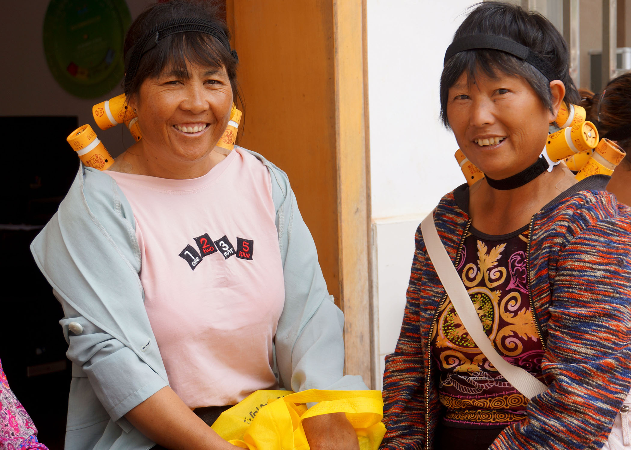 《洒下人间真情》