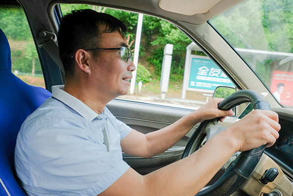 出租车司机刘师傅,从事出租车行业几十年,他深知出租车师傅的形象,就