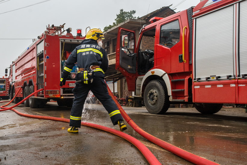 消防卫士》(组照2)—2019年1月拍摄于湖南省邵东县檀山铺火灾救援现场