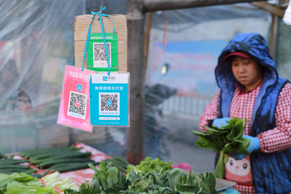 二维码被商家悬挂在显眼位置,显示出扫码支付已成为百姓日常生 .