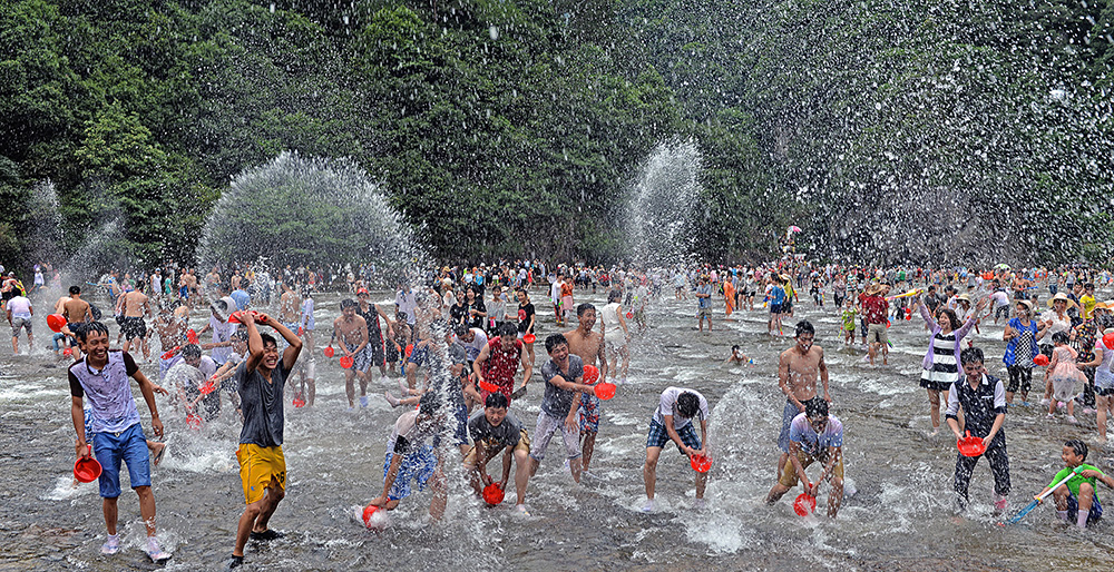 当日举行水上泼水节