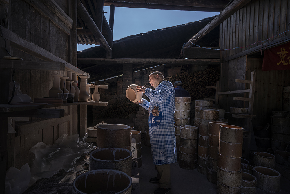 龙窑烧制技艺是传统技艺,技术难度大,对窑工要求极高高,是青瓷中的