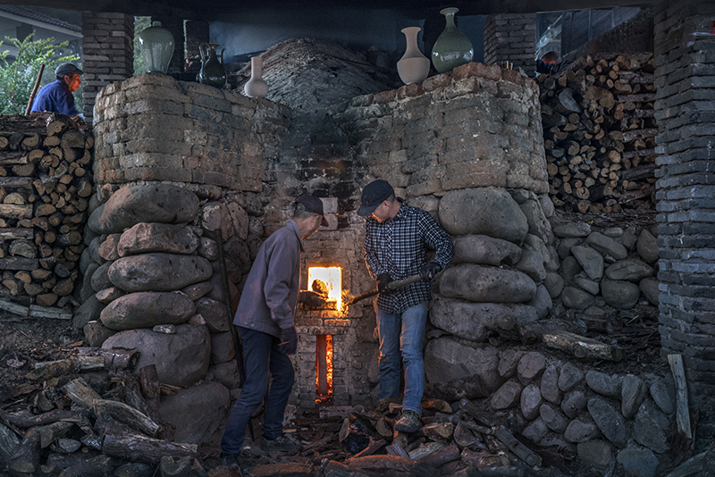 龙窑烧制技艺是传统技艺,技术难度大,对窑工要求极高高,是青瓷中的